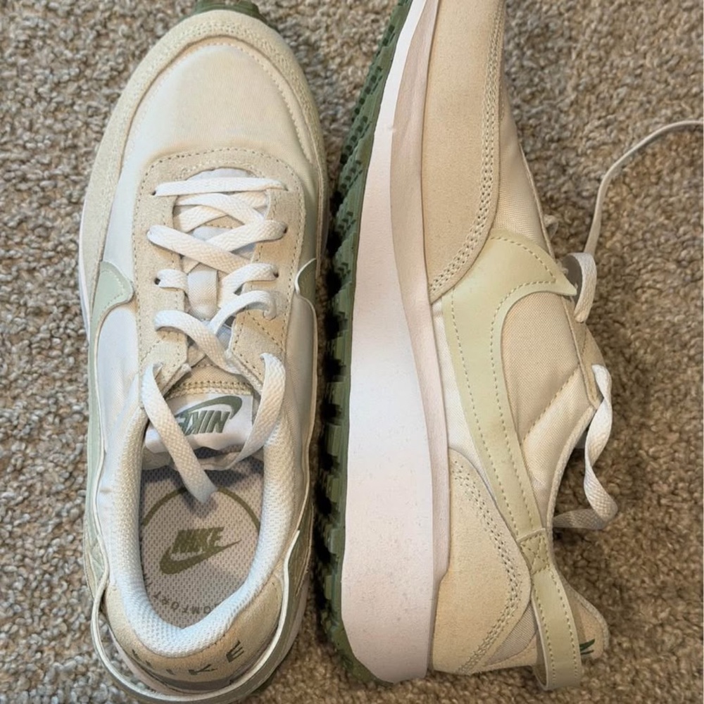 Nike Cream and Green Waffle Debut Shoes size 8.5
